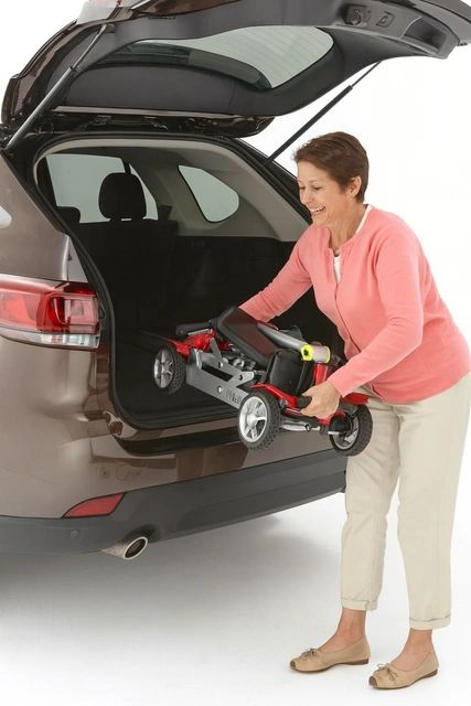 kleine scootmobiel in de auto tillen