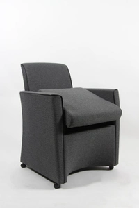 eetkamerstoel met sta-op zitting voor senioren of ouderen