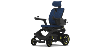 Vooraanzicht van de blauwe ROVEE R1 elektrische rolstoel met ergonomische zitting, comfortabele armleuningen en modern design.