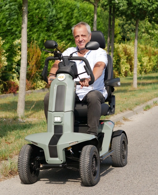 vier wiel scootmobiel met grote banden