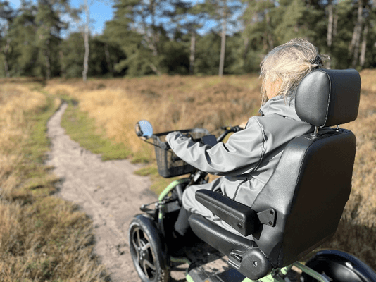 sterke scootmobiel met grote banden en grote wielen