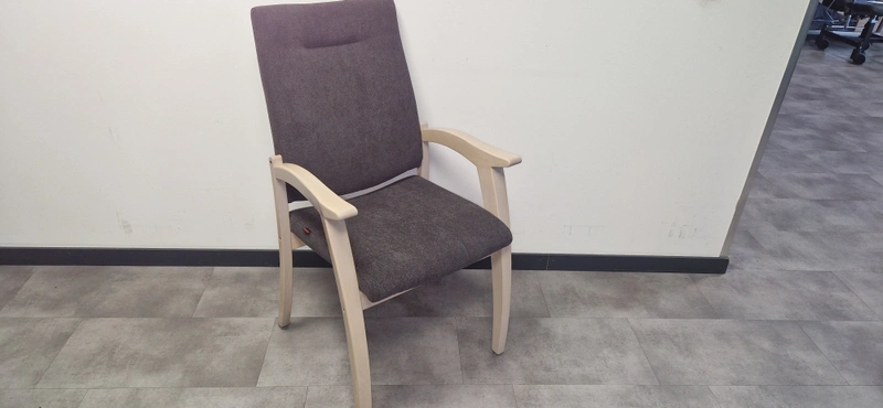 eetkamerstoel met ergonomische rugleuning voor senioren