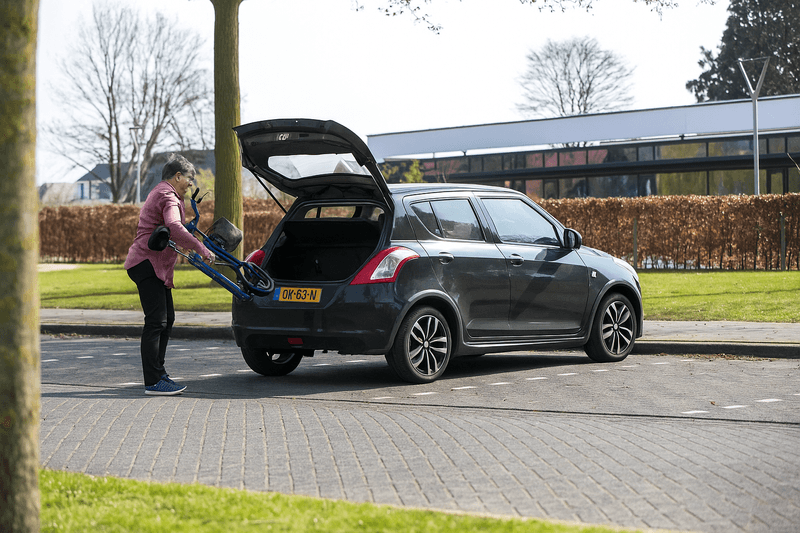 opvouwbare loopfiets in de auto doen